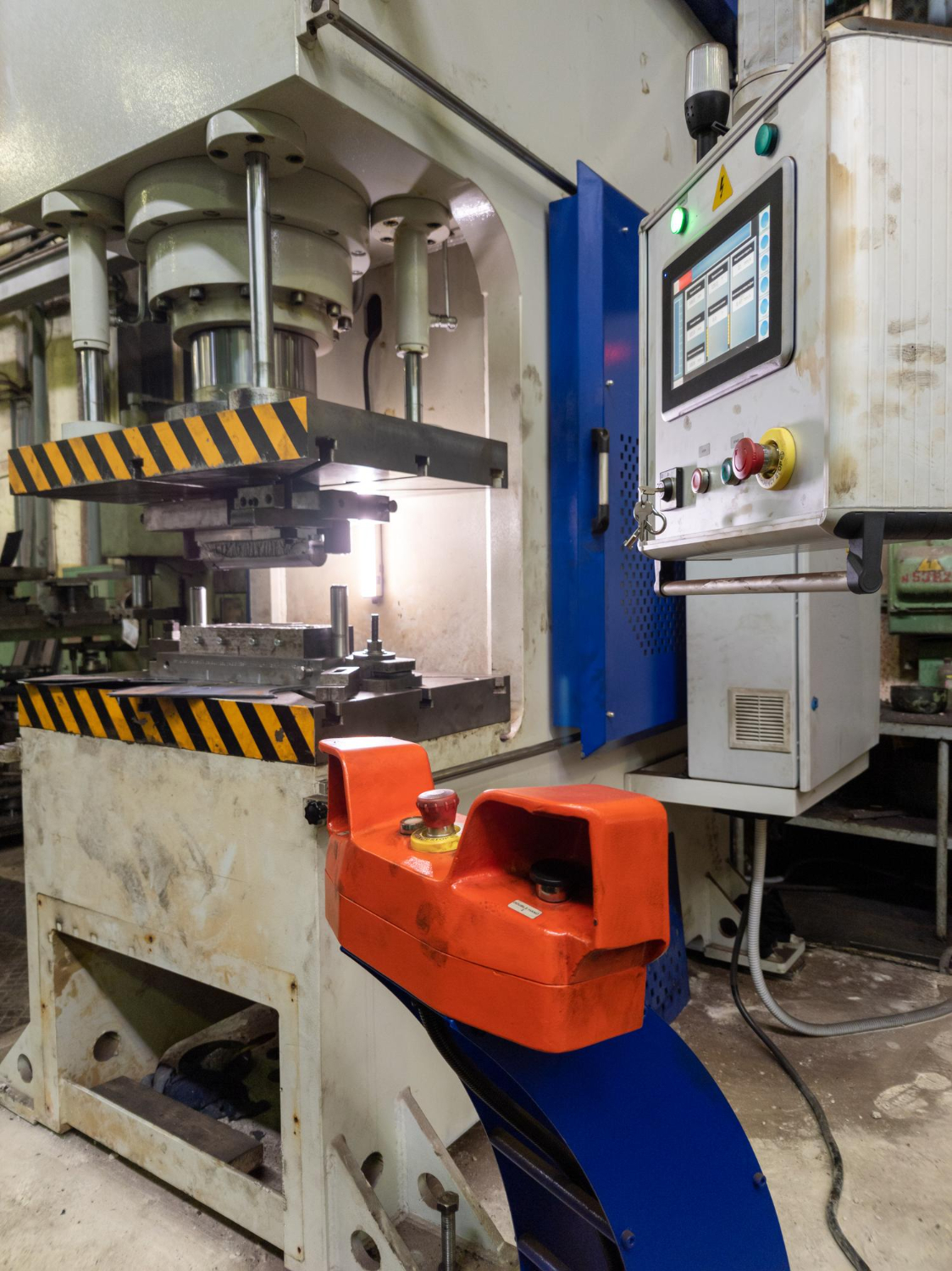 computer controlled medium size hydraulic press brake with tool